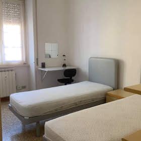 Mehrbettzimmer for rent for 750 € per month in Rome, Via Augusto Murri