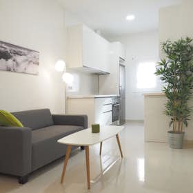 Apartment for rent for €1,800 per month in Madrid, Calle de las Virtudes