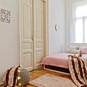 Private room for rent for HUF 153,719 per month in Budapest, Rákóczi út