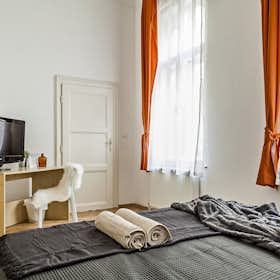 Private room for rent for HUF 161,602 per month in Budapest, Nagymező utca