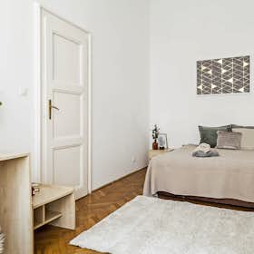 Private room for rent for HUF 150,051 per month in Budapest, Nagymező utca