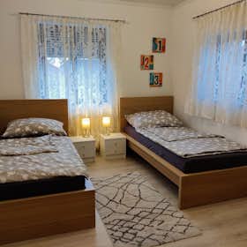 Apartment for rent for €1,799 per month in Deutsch-Wagram, Wilhelm-Exner-Gasse