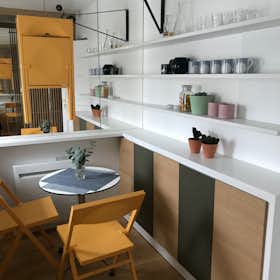 Studio for rent for €1,195 per month in Paris, Rue Saussier-Leroy