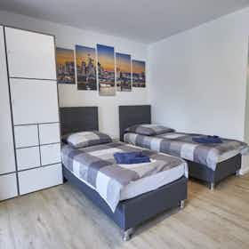 Studio for rent for €1,900 per month in Offenbach, Lohweg