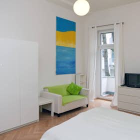 公寓 正在以 €3,390 的月租出租，其位于 Düsseldorf, Hüttenstraße