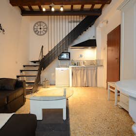 Apartment for rent for €1,300 per month in Florence, Via Fiesolana