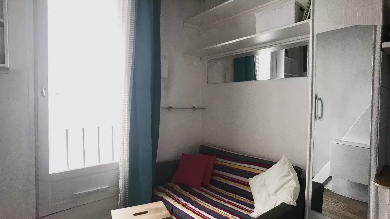 Studio for rent for €650 per month in Paris, Rue Broca