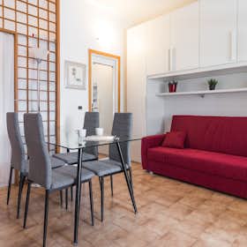 Apartment for rent for €1,808 per month in Milan, Via Giorgio Washington