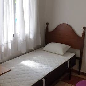 Private room for rent for €325 per month in Granada, Camino de Ronda