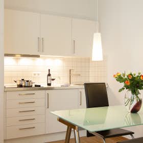 Apartment for rent for €1,430 per month in Köln, Friesenwall