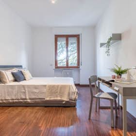 Private room for rent for €880 per month in Milan, Via Luciano Zuccoli
