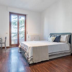 Private room for rent for €920 per month in Milan, Via Luciano Zuccoli