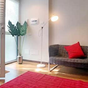 Apartment for rent for €1,200 per month in Milan, Via Chioggia