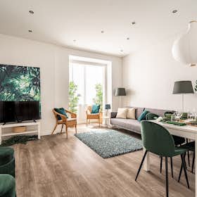Apartment for rent for €1,735 per month in Lisbon, Rua António Gonçalves