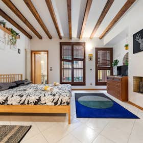 Appartement te huur voor € 1.400 per maand in Bologna, Via Centotrecento