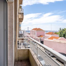 Apartment for rent for €1,869 per month in Lisbon, Calçada das Necessidades