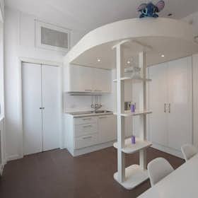 Studio for rent for €1,100 per month in Milan, Via Savona