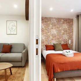 Apartment for rent for €3,200 per month in Paris, Rue Chénier