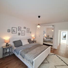 Apartment for rent for €2,200 per month in Berlin, Johann-Georg-Straße