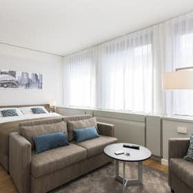 Studio zu mieten für 1.800 € pro Monat in Frankfurt am Main, Münchener Straße