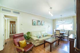 公寓 正在以 €1,400 的月租出租，其位于 Sevilla, Calle Luz Arriero