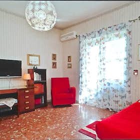 私人房间 正在以 €490 的月租出租，其位于 Rome, Via delle Arniche