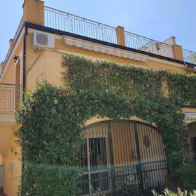 Lägenhet att hyra för 3 000 € i månaden i Pizzo, Contrada Difesa