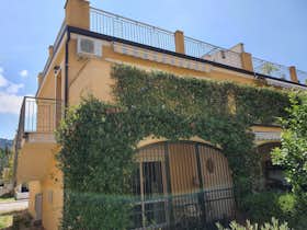 Apartment for rent for €3,000 per month in Pizzo, Contrada Difesa