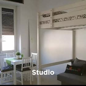 Studio for rent for €870 per month in Milan, Viale Monza