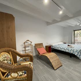 Apartment for rent for €1,950 per month in Barcelona, Carrer de Lledó
