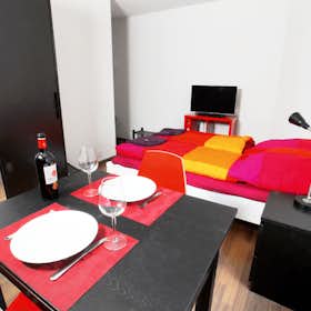 Apartment for rent for €2,540 per month in Zürich, Schwamendingenstrasse