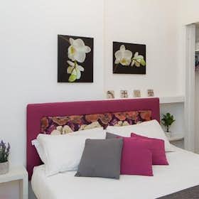Apartment for rent for €1,600 per month in Rome, Via della Consulta