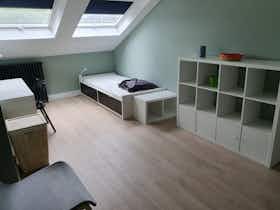 Appartement te huur voor € 750 per maand in Schaerbeek, Avenue du Suffrage Universel