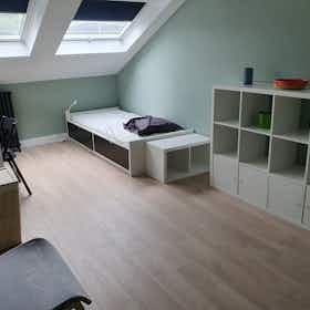 Apartament de închiriat pentru 750 EUR pe lună în Schaerbeek, Avenue du Suffrage Universel