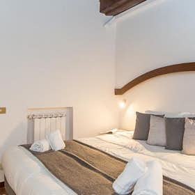 Apartment for rent for €1,950 per month in Rome, Via della Scala