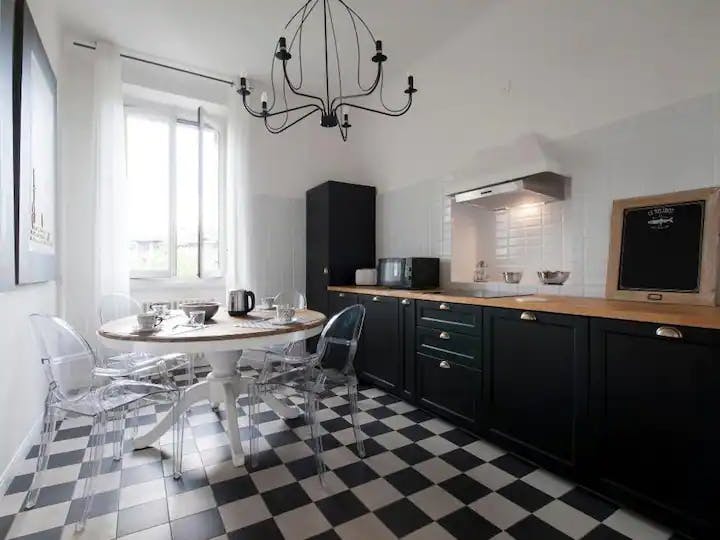 Piazzale Francesco Bacone, Milan