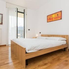 Apartment for rent for €2,300 per month in Milan, Viale Cassala