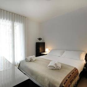 Apartment for rent for €3,500 per month in Milan, Via Cola di Rienzo
