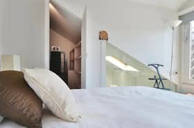Apartment for rent for €2,700 per month in Milan, Via Lamberto De Bernardi