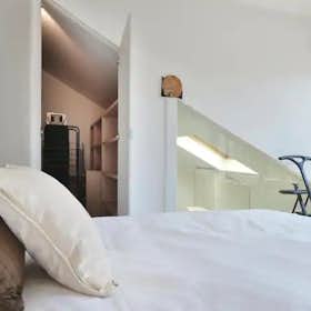 Apartment for rent for €2,700 per month in Milan, Via Lamberto De Bernardi