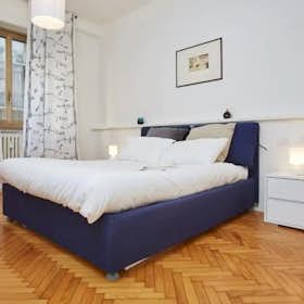 Apartment for rent for €2,500 per month in Milan, Via Fiuggi