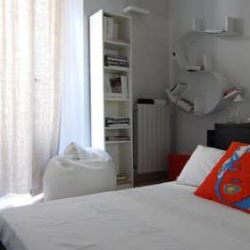 Apartment for rent for €2,200 per month in Milan, Via Lecco