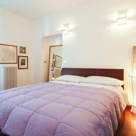 Apartment for rent for €2,550 per month in Milan, Via Amerigo Vespucci