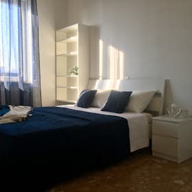 Private room for rent for €520 per month in Bergamo, Via Duca degli Abruzzi