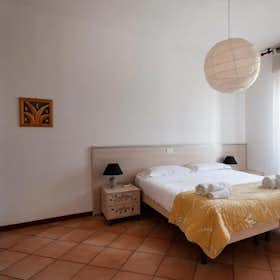 Apartment for rent for €2,100 per month in Milan, Via Roncaglia