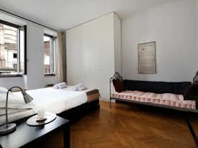 Apartment for rent for €2,800 per month in Milan, Via Pioppette