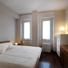 Apartment for rent for €1,900 per month in Milan, Via Poggibonsi