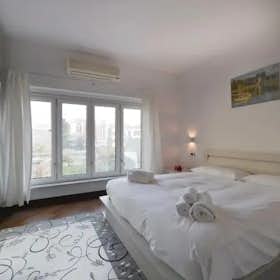 Apartment for rent for €2,700 per month in Milan, Via Giulio Bergonzoli