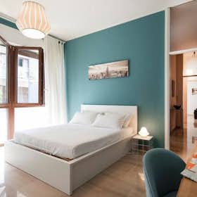 Apartment for rent for €3,100 per month in Milan, Via Alberto Mario
