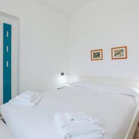 Apartment for rent for €2,000 per month in Milan, Via Carlo Farini